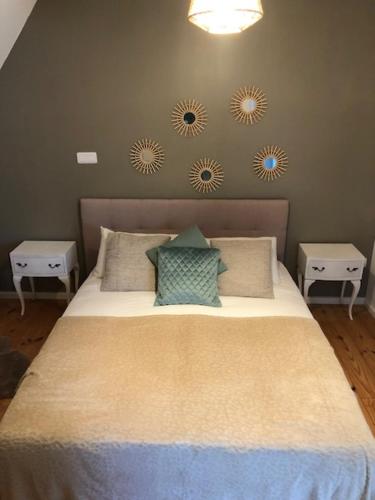 - une chambre avec un grand lit et 2 tables dans l'établissement Gîte chez Annelies, au Bugue