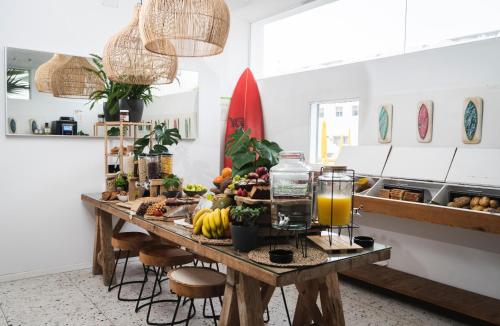 a table with fruits and juice on it in a kitchen at Buendía Corralejo Nohotel in Corralejo