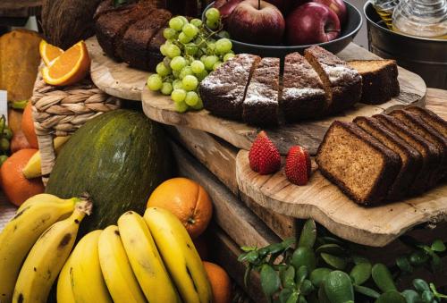 a display of bread and fruit on wooden plates at Buendía Corralejo Nohotel in Corralejo
