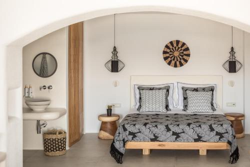 una camera da letto con un grande letto con lavandino e lavandino di Virtu on the Hill a Stelida