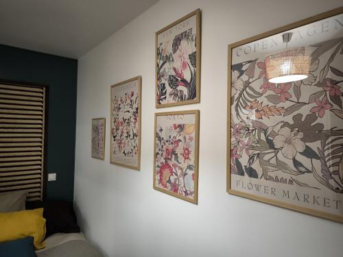 une chambre avec quatre photos sur un mur dans l'établissement Maison en Baie Du Mont, à Roz-sur-Couesnon