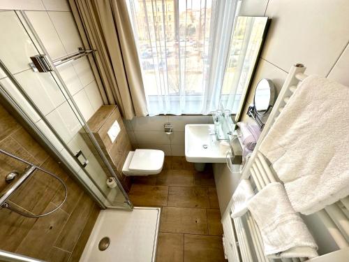 Baño pequeño con lavabo y espejo en Hotel "Central" Inh Carolin Krause en Bitterfeld