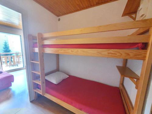 quelques lits superposés dans une chambre dans l'établissement Le Coolidge - BB2 - Studio centre - 4 pers, à Les Deux Alpes