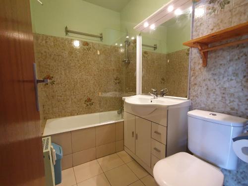 une salle de bain avec toilettes, lavabo et baignoire dans l'établissement Le Coolidge - BB2 - Studio centre - 4 pers, à Les Deux Alpes