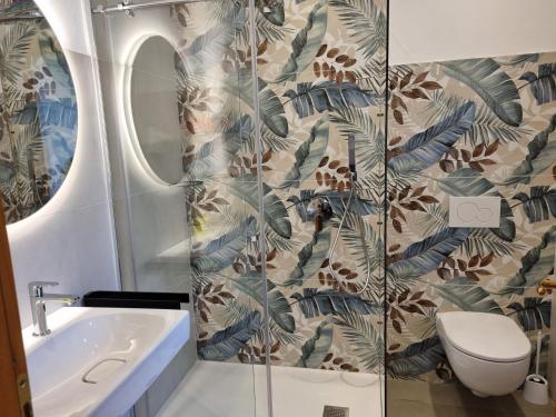 ein Badezimmer mit Dusche und Waschbecken in der Unterkunft Hotel Pace in Brenzone sul Garda