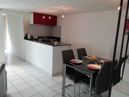 une cuisine et une salle à manger avec une table et des chaises dans l'établissement LaCour, à Nîmes