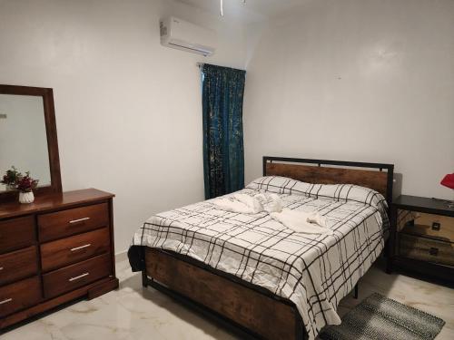 sypialnia z łóżkiem, komodą i lustrem w obiekcie sweetapts w mieście Matancita