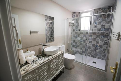 a bathroom with a sink and a toilet and a shower at Altalune Apart in Córdoba