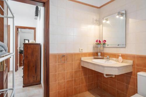 a bathroom with a sink and a mirror at Villa Kanak in Puerto del Carmen