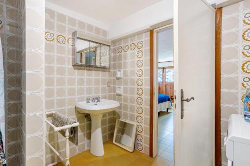 uma casa de banho com um lavatório e um espelho em Baia Blu Amati em Lerici