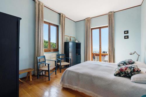 um quarto com uma cama, uma mesa e cadeiras em Baia Blu Amati em Lerici