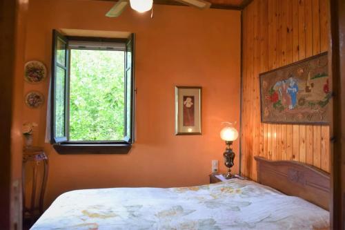 Marioláta的住宿－Mariolata Vintage Stone Villa - 4 Season Escape，一间卧室设有一张床和一个窗口