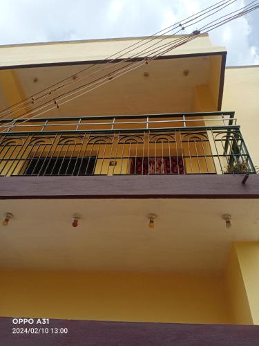 een balkon aan de zijkant van een gebouw bij Shanthi Illam in Madurai