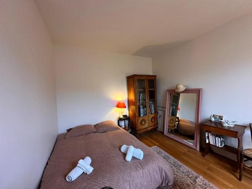 - une chambre avec un lit avec deux croix dans l'établissement *Countryside in town * Close to Paris*, à Chaville