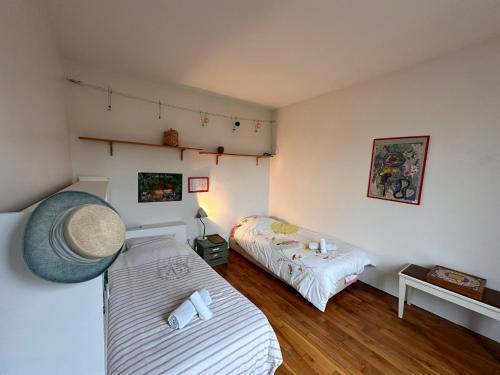 Cette petite chambre comprend 2 lits. dans l'établissement *Countryside in town * Close to Paris*, à Chaville