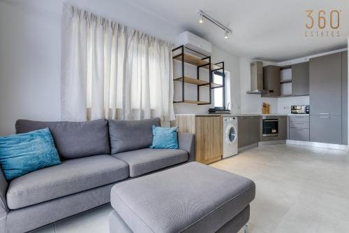 Fotografie z fotogalerie ubytování Cosy Penthouse with Terrace & views in St Julians by 360 Estates v destinaci Tal-Għoqod