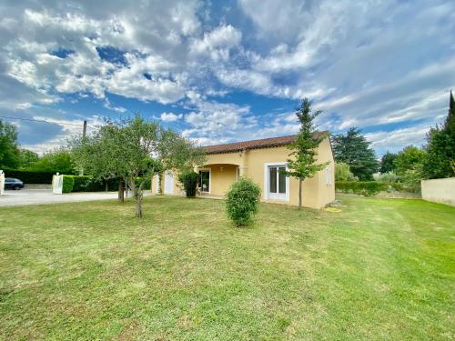 une petite maison jaune avec un arbre dans la cour dans l'établissement Villa 6p, 3ch avec grand jardin clos, clim, village classé de Vogue, à Vogüé
