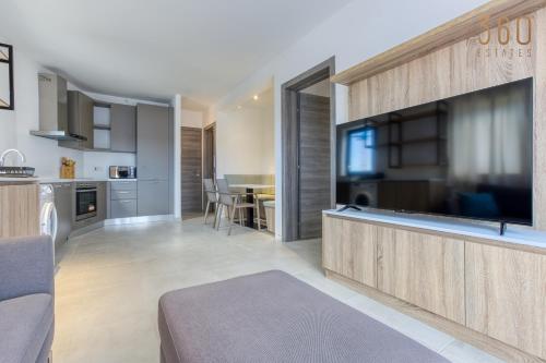 Gallery image of Cosy Penthouse with Terrace & views in St Julians by 360 Estates in Tal-Għoqod