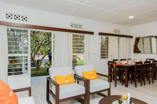 吉佳利的住宿－Neza Haven Kigali，一间带桌椅的用餐室