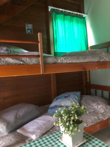 Ένα ή περισσότερα κρεβάτια σε δωμάτιο στο Cabanas São Miguel