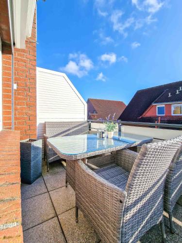 a patio with a table and chairs on a patio at Nimo 2 in Greetsiel