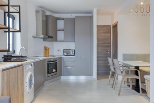 Gallery image of Cosy Penthouse with Terrace & views in St Julians by 360 Estates in Tal-Għoqod