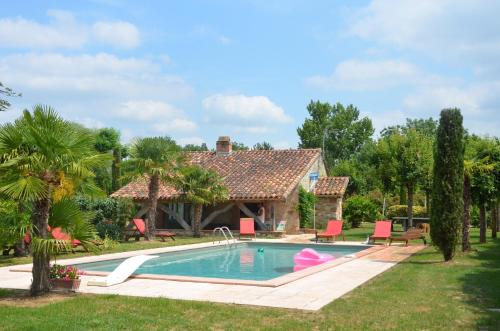 une maison avec une piscine dans la cour dans l'établissement Gite Le Mas De Marie, à Lavaur