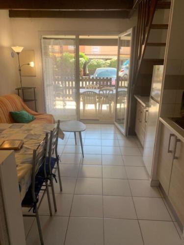 une cuisine et une salle à manger avec une table et une table et des chaises dans l'établissement Ideal for your seaside vacation, à Frontignan