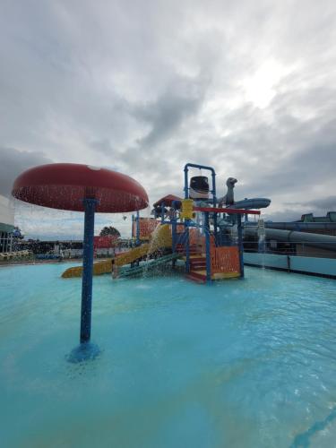 einen Wasserpark mit einer Fahrt im Wasser in der Unterkunft Spacious and modern - 134 UNITY BEACH HOLIDAY RESORT UNITY BREAN CENTRALLY LOCATED 6 birth 2 Pets stay free in Brean