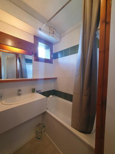 une salle de bain avec un lavabo et une baignoire dans l'établissement Le Soleil - 412 - Appart belle vue - 4 pers, à Les Deux Alpes