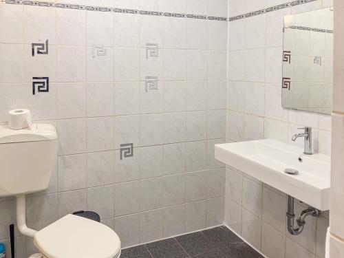 ein Badezimmer mit Toilette und Waschbecken in der Unterkunft T&K Apartments - Duisburg - 3 Zimmer Apartment in Duisburg