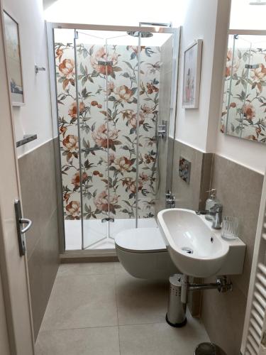 une salle de bains avec douche, toilettes et lavabo dans l'établissement 1886 Casa Medone, à Levanto