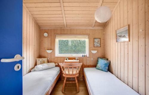 齊斯維勒萊厄的住宿－Gorgeous Home In Tisvildeleje With Wifi，小房间设有两张床和一张桌子
