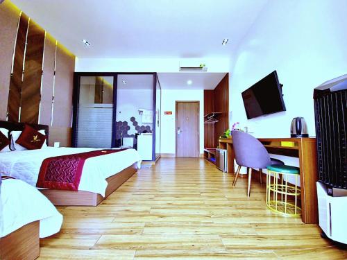 a hotel room with a bed and a desk with a computer at THƯ LÊ Hotel in Cao Lãnh