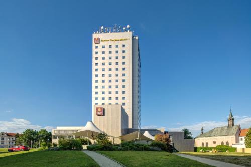 a tall white building with people on top of it at Clarion Congress Hotel České Budějovice in České Budějovice