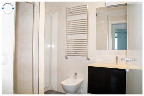 uma casa de banho com um lavatório, um WC e um espelho. em Eurosky Twelve em Roma