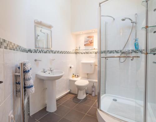 a bathroom with a toilet sink and a shower at Briallen Llanrhystud in Llanrhystyd