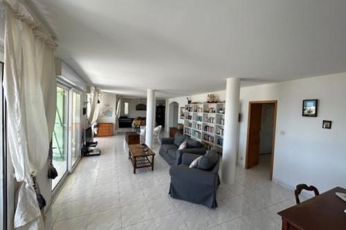 - un salon avec des canapés et des étagères dans l'établissement Breathtaking sea view!, à Frontignan