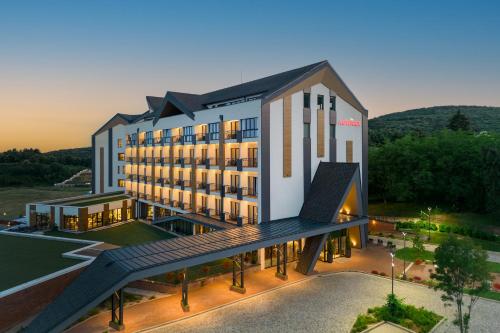 uma representação de um hotel com um grande edifício em Movenpick Resort and Spa Fruske Terme em Vrdnik