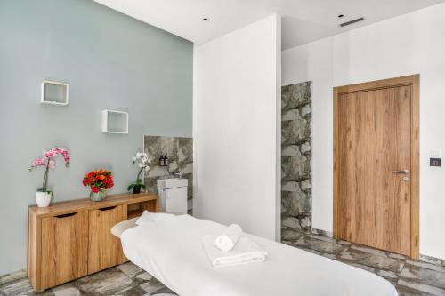 Movenpick Resort and Spa Fruske Terme في فردنيك: غرفة نوم بسريرين وباب خشبي