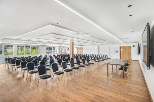 a conference room with a long table and chairs at Movenpick Resort and Spa Fruske Terme in Vrdnik