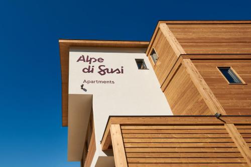un edificio con un cartel en el costado en Alpe di Susi en Castelrotto