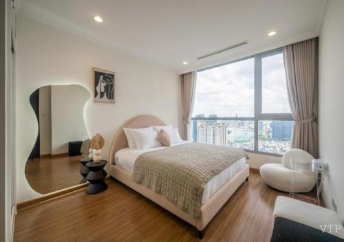 um quarto com uma cama e uma grande janela em Landmark 81 Infinity Pool - VIP Apartment em Ho Chi Minh