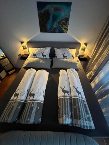 ein Schlafzimmer mit einem Bett mit Tagesdecke und Hirsch drauf in der Unterkunft Ferienwohnung Theresia in Garmisch-Partenkirchen