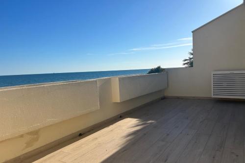 un balcon avec vue sur l'océan dans l'établissement Seaside spirit, à Frontignan