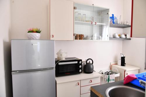 a kitchen with a refrigerator and a sink at BLU HOUSE in Marina di Modica