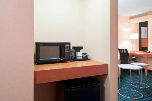 Η κουζίνα ή μικρή κουζίνα στο Fairfield Inn & Suites by Marriott State College