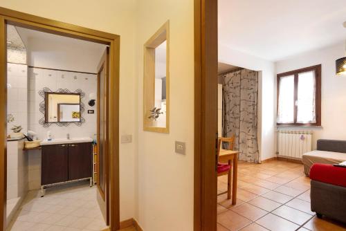 a living room with a sink and a mirror at Casa Express tra Como e Milano in Saronno