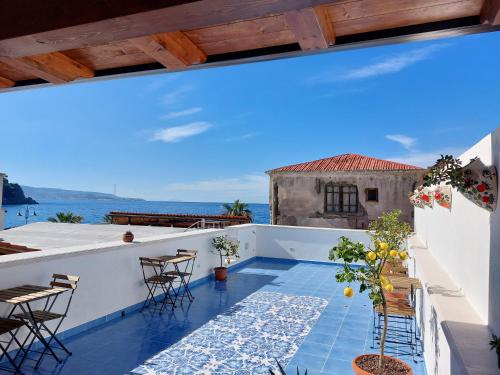 a balcony with a view of the ocean at B&B La Filanda in Scilla