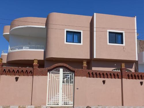un bâtiment avec une porte devant lui dans l'établissement Villa Joseph, à Al Aqālitah